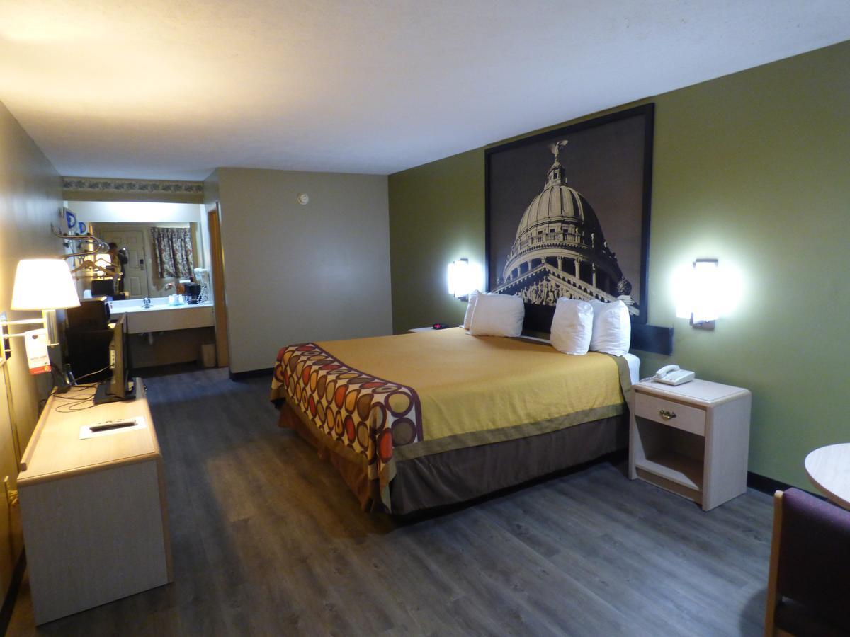 Super 8 By Wyndham Kosciusko Motel Екстериор снимка